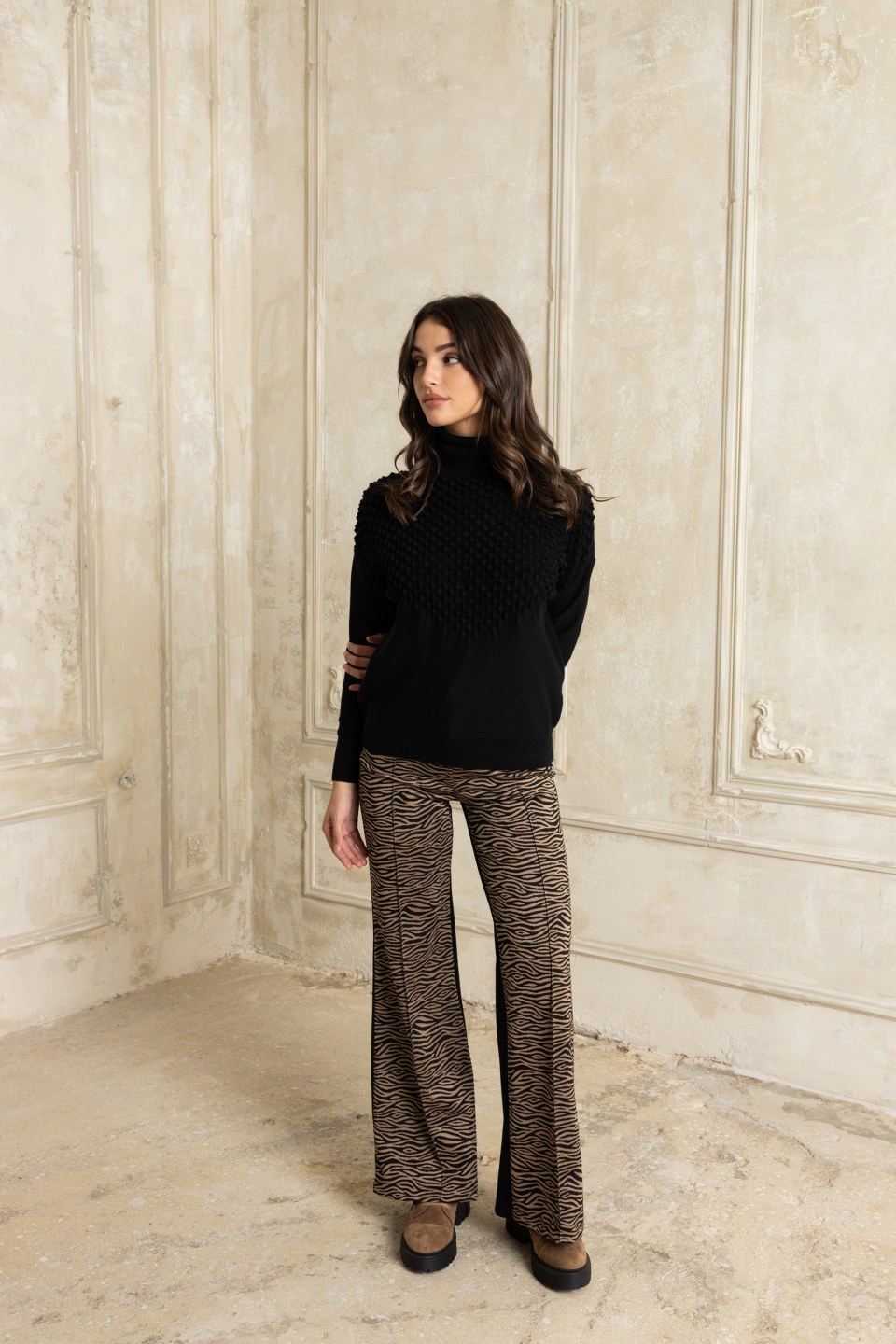 Παντελόνι με ελαφριά καμπάνα ζεβρέ μπροστά