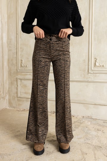 Παντελόνι με ελαφριά καμπάνα ζεβρέ μπροστά - 