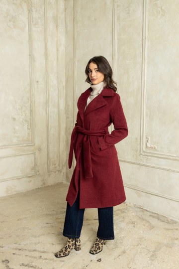 Κλασικό παλτό με γιακά και ζώνη βυσσινί