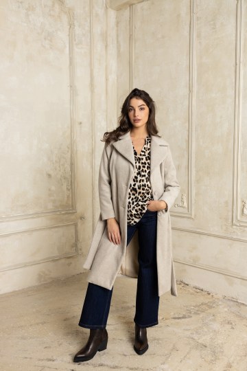 Κλασικό παλτό με γιακά και ζώνη εκρού