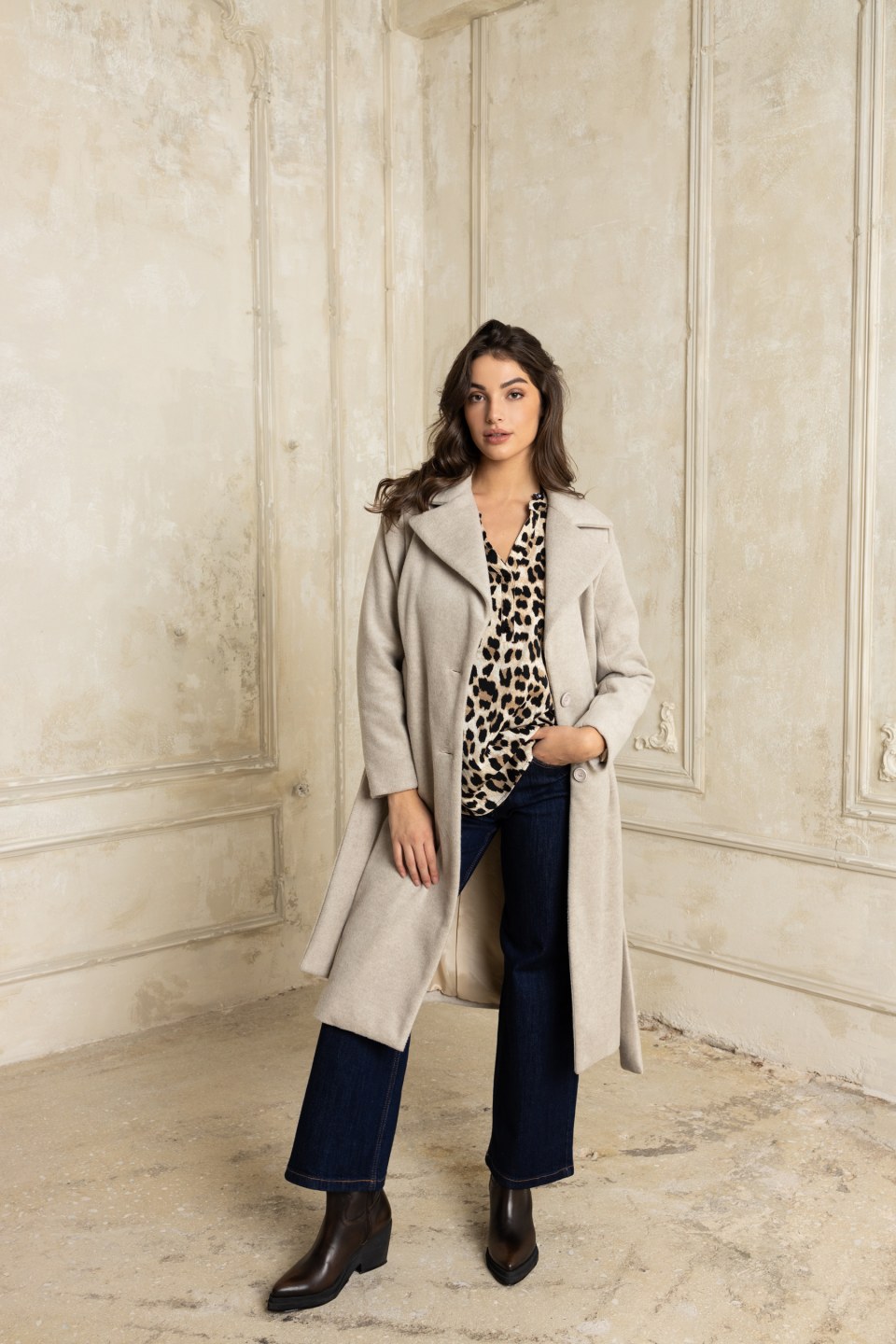 Κλασικό παλτό με γιακά και ζώνη εκρού