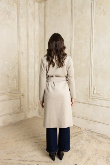 Κλασικό παλτό με γιακά και ζώνη εκρού - 