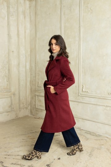 Κλασικό παλτό με γιακά και ζώνη βυσσινί - 