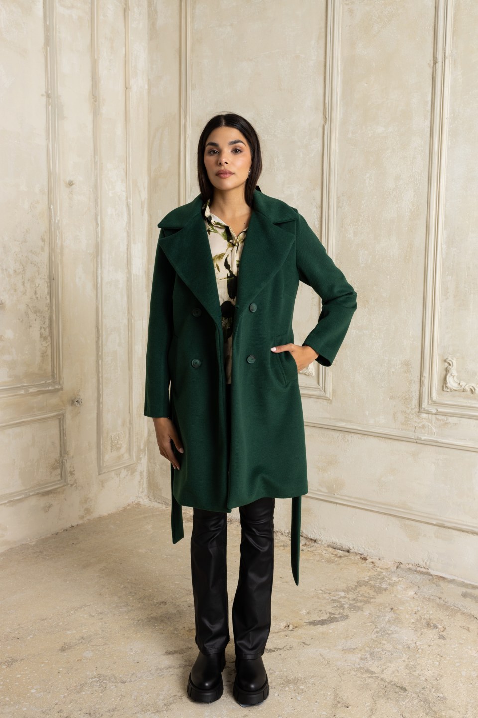  Κλασικό παλτό με γιακά και ζώνη κυπαρισσί