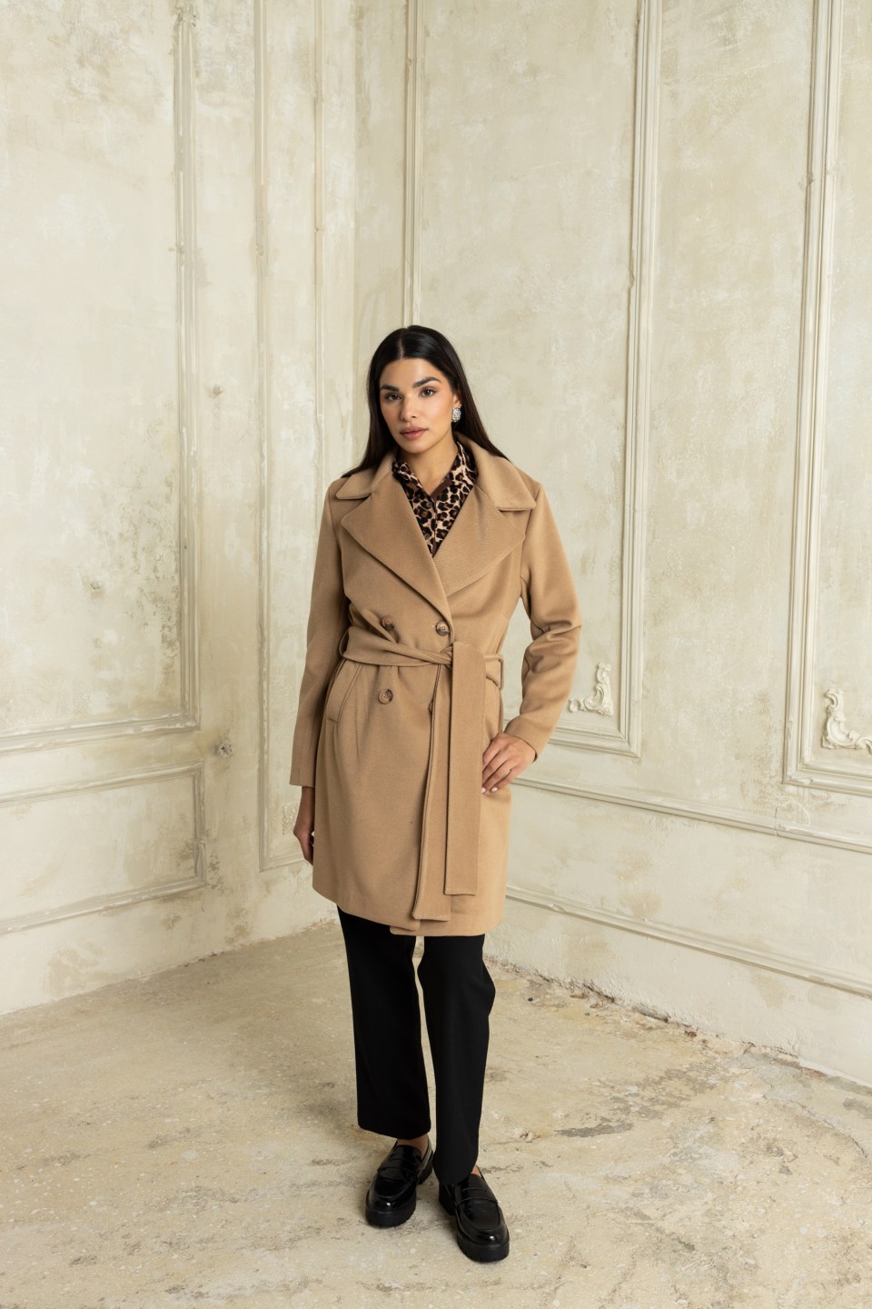 Κλασικό παλτό με γιακά και ζώνη μπεζ