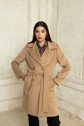 Κλασικό παλτό με γιακά και ζώνη μπεζ - 