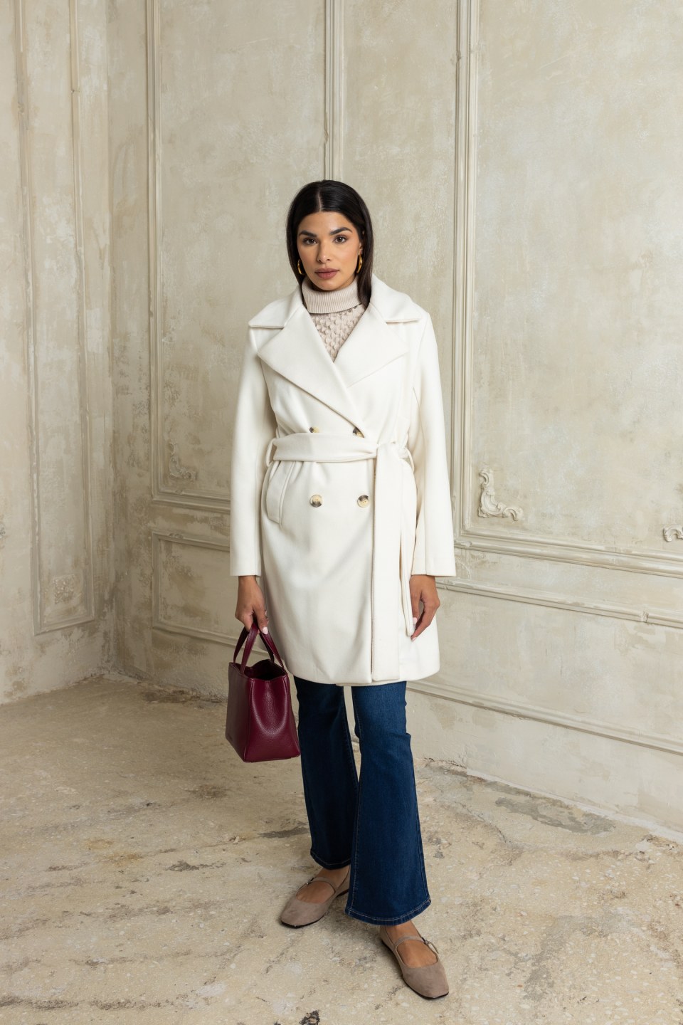 Κλασικό παλτό με γιακά και ζώνη ιβουάρ