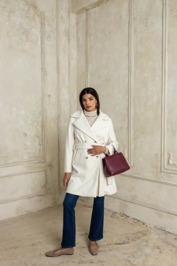 Κλασικό παλτό με γιακά και ζώνη ιβουάρ - 