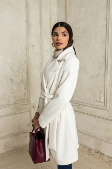 Κλασικό παλτό με γιακά και ζώνη ιβουάρ - 