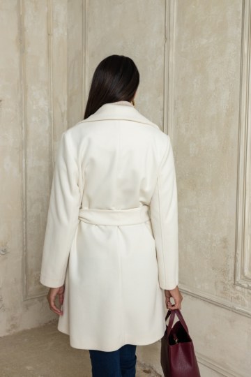 Κλασικό παλτό με γιακά και ζώνη ιβουάρ - 