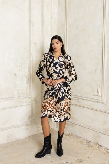 Φόρεμα κρουαζέ με δέσιμο στο πλάι εμπριμέ μαύρο