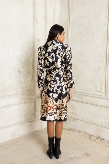 Φόρεμα κρουαζέ με δέσιμο στο πλάι εμπριμέ μαύρο - 