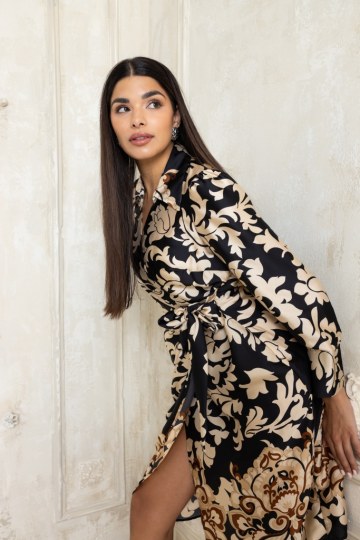 Φόρεμα κρουαζέ με δέσιμο στο πλάι εμπριμέ μαύρο - 