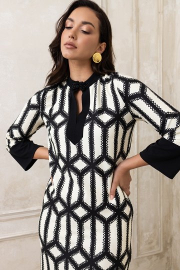 Φόρεμα  τύπου καφτάνι με ιδιαίτερο δέσιμο στο λαιμό ασπρόμαυρο - 