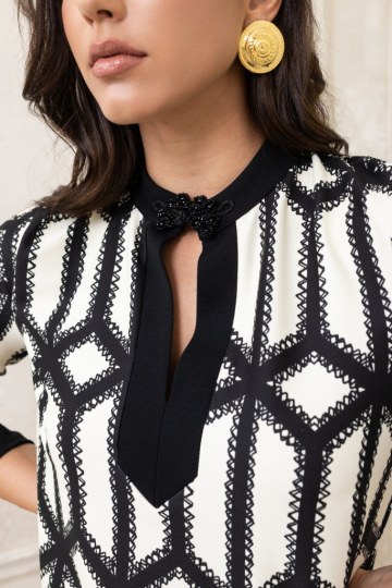 Φόρεμα  τύπου καφτάνι με ιδιαίτερο δέσιμο στο λαιμό ασπρόμαυρο - 