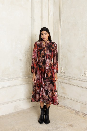 Φόρεμα κρουαζέ στο μπούστο  αέρινο με λουλούδια κόκκινο