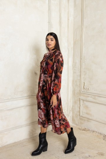 Φόρεμα κρουαζέ στο μπούστο  αέρινο με λουλούδια κόκκινο - 