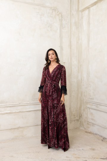 Φόρεμα λεοπάρ με ιδιαίτερη δαντέλα στα μανίκια μπορντό