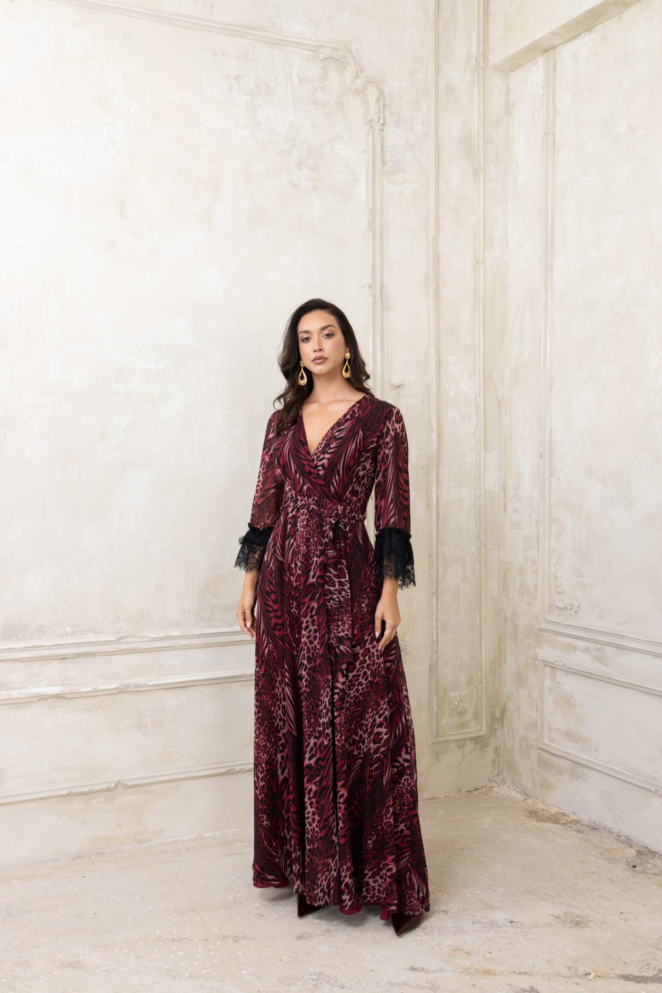 Φόρεμα λεοπάρ με ιδιαίτερη δαντέλα στα μανίκια μπορντό