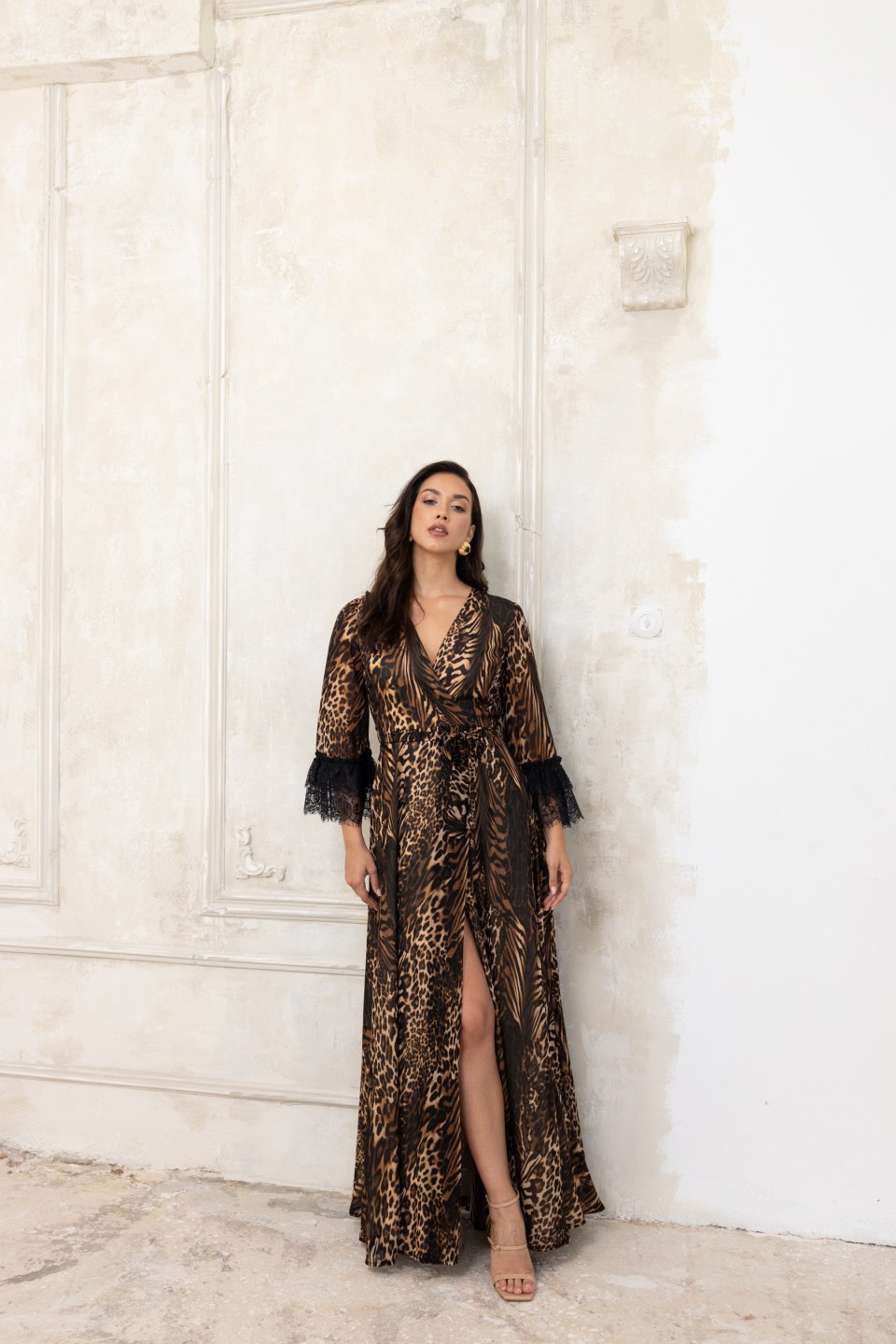 Φόρεμα λεοπάρ με ιδιαίτερη δαντέλα στα μανίκια καφέ