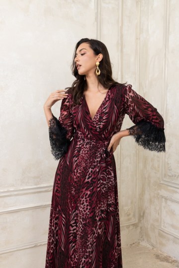 Φόρεμα λεοπάρ με ιδιαίτερη δαντέλα στα μανίκια μπορντό - 