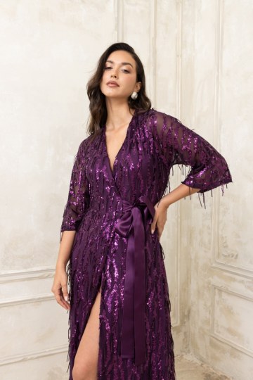 Φόρεμα κρουαζέ με παγιέτες και διαφάνειες στα μανίκια μωβ - 