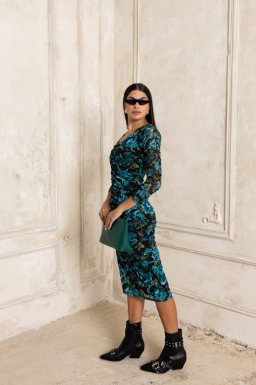  Φόρεμα εμπριμέ μίντι με σούρες πετρόλ - 