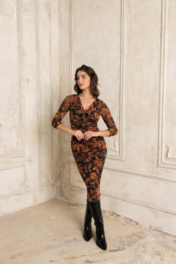 Φόρεμα εμπριμέ μίντι με σούρες εκάι - 