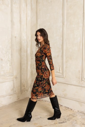 Φόρεμα εμπριμέ μίντι με σούρες εκάι - 