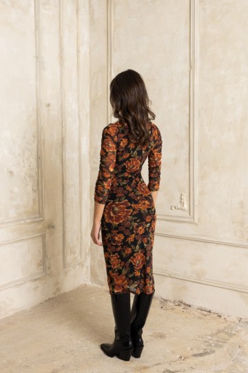 Φόρεμα εμπριμέ μίντι με σούρες εκάι - 