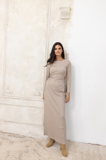 Φόρεμα με ιδιαίτερα ανοίγματα στα πλαϊνά μπεζ - 