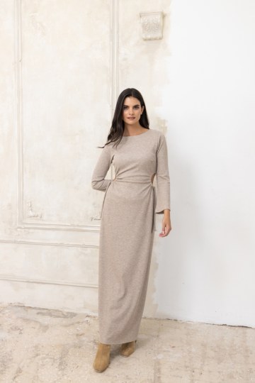 Φόρεμα με ιδιαίτερα ανοίγματα στα πλαϊνά μπεζ - 