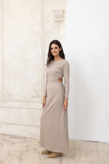 Φόρεμα με ιδιαίτερα ανοίγματα στα πλαϊνά μπεζ - 