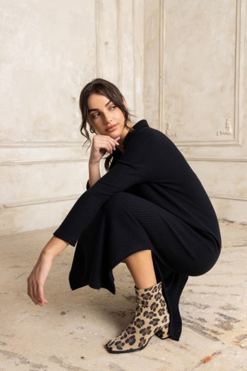 Φόρεμα πλεκτό με γιακά και σκισίματα μαύρο - 