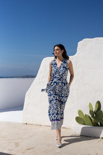 Φόρμα ολόσωμη αμάνικη με δέσιμο στη μέση εμπριμέ - 