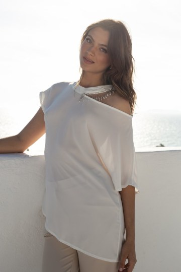 Μπλούζα ασύμμετρη με κόψιμο στον ώμο ιβουάρ - 