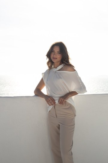 Μπλούζα ασύμμετρη με κόψιμο στον ώμο ιβουάρ