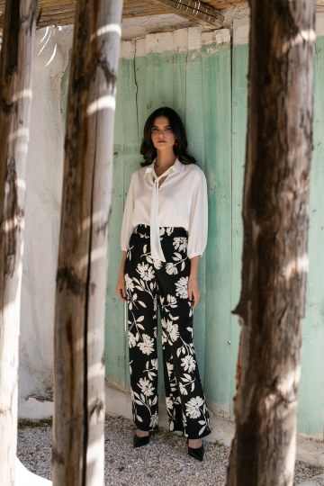 Μπλούζα με γιακά και δέσιμο στο λαιμό εκρού