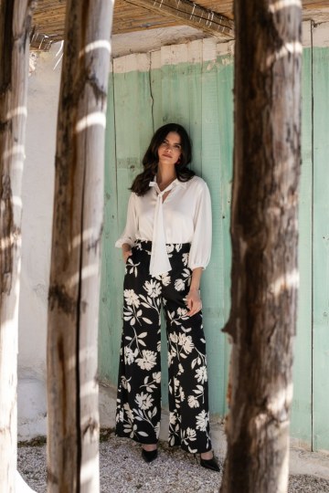 Μπλούζα με γιακά και δέσιμο στο λαιμό εκρού - 