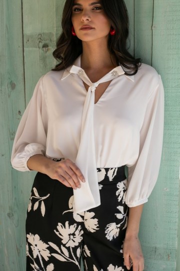 Μπλούζα με γιακά και δέσιμο στο λαιμό εκρού - 