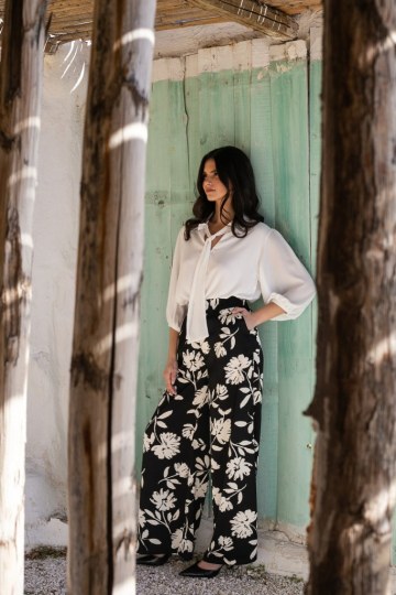 Μπλούζα με γιακά και δέσιμο στο λαιμό εκρού - 