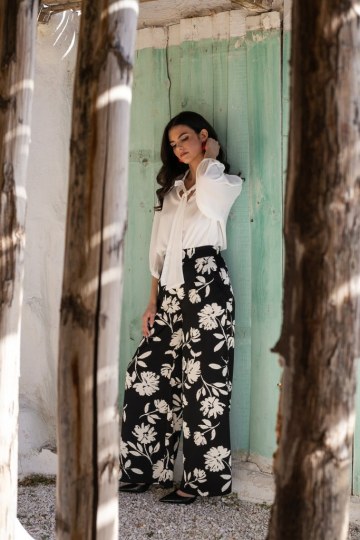 Μπλούζα με γιακά και δέσιμο στο λαιμό εκρού - 