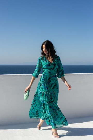 Φόρεμα αέρινο με βολάν και άνοιγμα στην πλάτη εμπριμέ πετρόλ - 