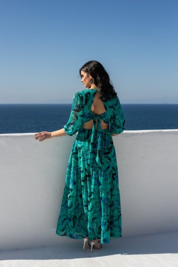 Φόρεμα αέρινο με βολάν και άνοιγμα στην πλάτη εμπριμέ πετρόλ - 