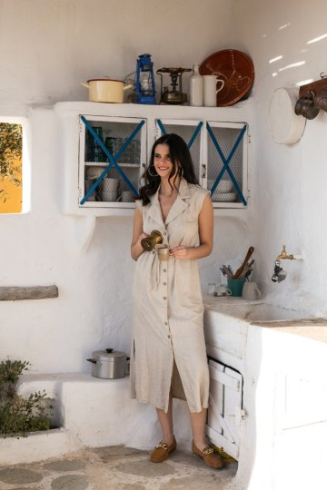  Φόρεμα λινό αμάνικο με κουμπιά εκρού - 