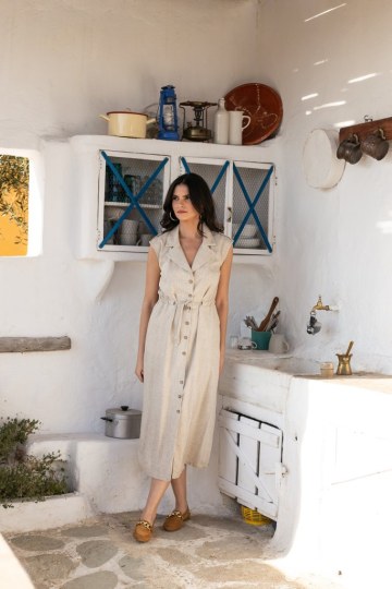  Φόρεμα λινό αμάνικο με κουμπιά εκρού - 