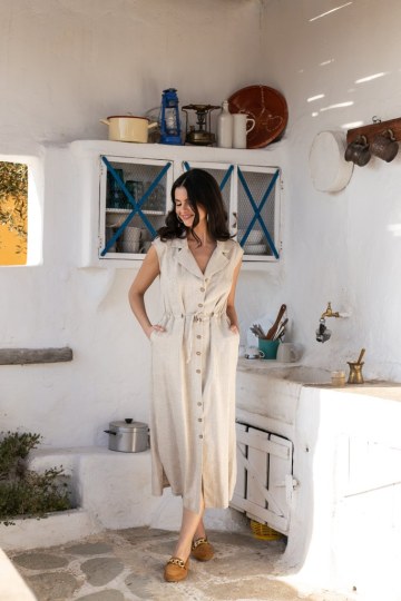  Φόρεμα λινό αμάνικο με κουμπιά εκρού - 