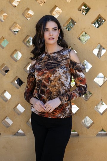 Μπλούζα εμπριμέ με κοψίματα και μικρά βολάν στους ώμους καφέ