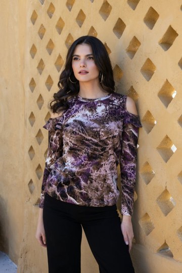 Μπλούζα εμπριμέ με κοψίματα και μικρά βολάν στους ώμους μωβ - 