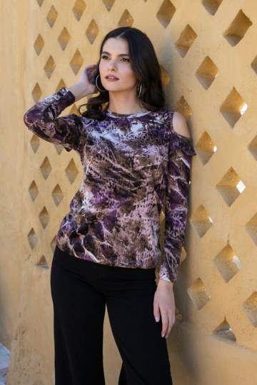 Μπλούζα εμπριμέ με κοψίματα και μικρά βολάν στους ώμους μωβ